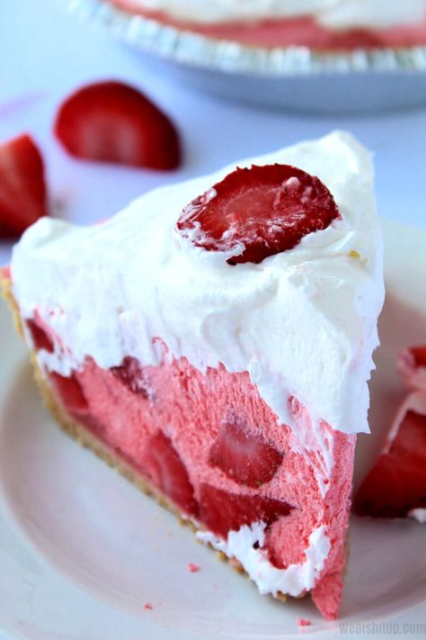 Mile High Strawberry Jello Pie Strawberry Chiffon Pie Recipe, Layered Jello Recipe, Soft Oatmeal Raisin Cookies, Strawberry Jello Pie, Peanut Butter Cheesecake Brownies, Jello Pie, Strawberry Dessert Recipes, Lemon Dessert Recipes, Strawberry Jello