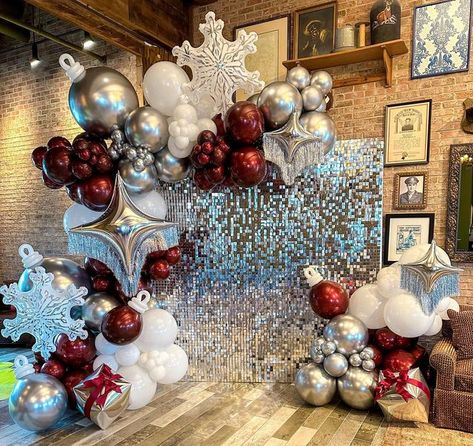 Christmas Decor Ideas Event, Balloon Christmas Backdrop, Holiday Event Centerpieces, Christmas Decorations Party Events, Christmas Decor Event, Christmas Backdrop Balloons, Christmas Balloon Photo Backdrop, Christmas Decor Balloons, Formal Christmas Party Decorations