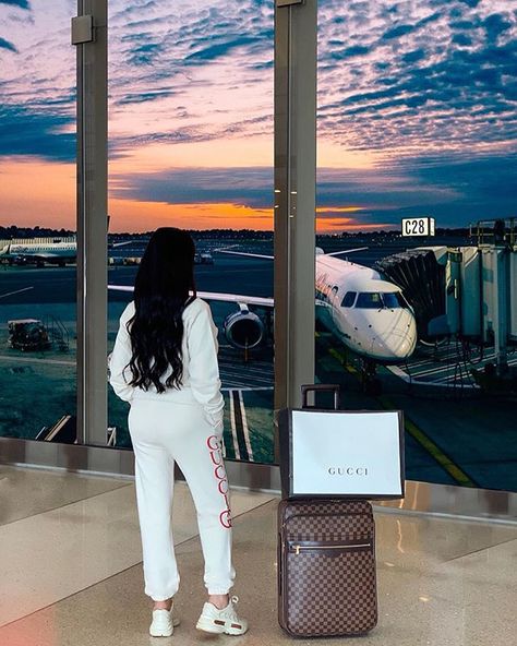 Rich Women Lifestyle, Airport Pictures, Life Goals Pictures, Airport Aesthetic, Business Woman Successful, Vision Board Pictures, Luxury Lifestyle Women, Airport Photos, Travel Pictures Poses