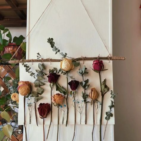 Dried Flower Sign, Dry Roses Decoration, Display Dried Roses, Dried Rose Decor, Dry Roses Ideas Decoration, Dried Roses Decor, Dried Roses Ideas Decoration, What To Do With Dried Roses, Dried Flowers On Wall