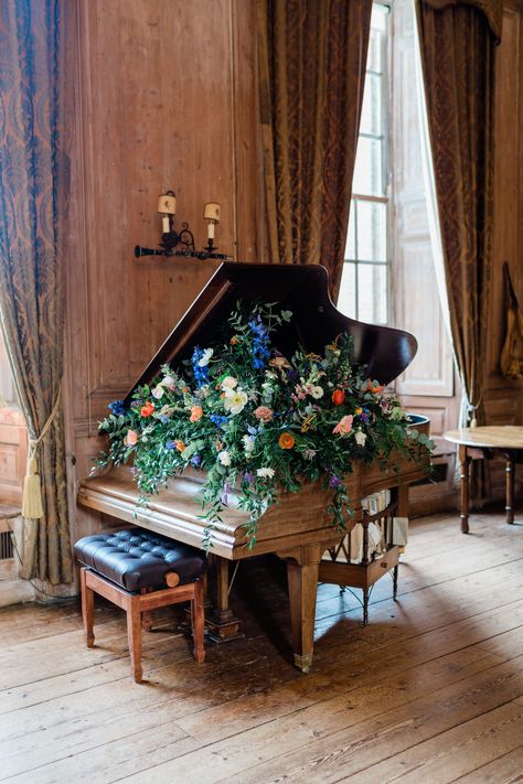 piano filled with flowers and foliage Flowers On Piano Wedding, Piano Flower Arrangement, Piano With Flowers, Piano Flowers, Piano Wedding, Piano Aesthetic, Piano Decor, Flower Shop Design, February Wedding