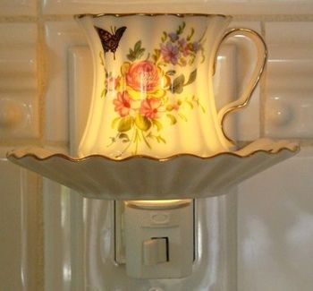 Google Image Result for http://kimberlyshaw.typepad.com/.a/6a00e553a485f68834010535d6b98a970c-350wi Tea Cup Night Light, Teapot Lamps, Treats To Make, Teacup Crafts, Candle Lighting, Estilo Shabby Chic, Tea Diy, Art And Craft Design, Steeped Tea