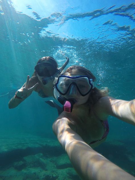 Snorkeling Instagram Pictures, Snorkeling Photo Ideas, Underwater Pics With Friends, Snorkeling Pictures Friends, Snorkeling Aesthetic, Underwater Selfie, Beachy Girl Aesthetic, Snorkeling Pictures, Spring Break Cruise