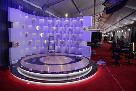 2020 Grammy Awards red carpet: How to watch the coverage online without cable - oregonlive.com Red Carpet Set Design, Award Stage Design, Award Event, Grammy Red Carpet, Mall Decoration, Event Photo Booth, Grammy Awards Red Carpet, Sporting Kc, Grammys Red Carpet