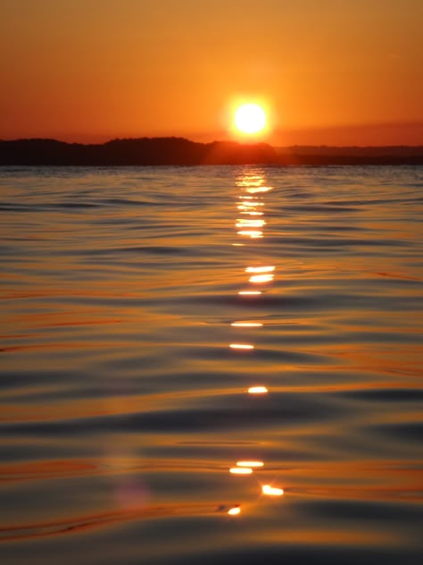 Sunset In Water, Sun Reflection On Wall, Sunrise Over Water, Sunset Over Water, Ocean Waves Photography, Water Sunset, Beach Art Painting, Water Images, Waves Photography