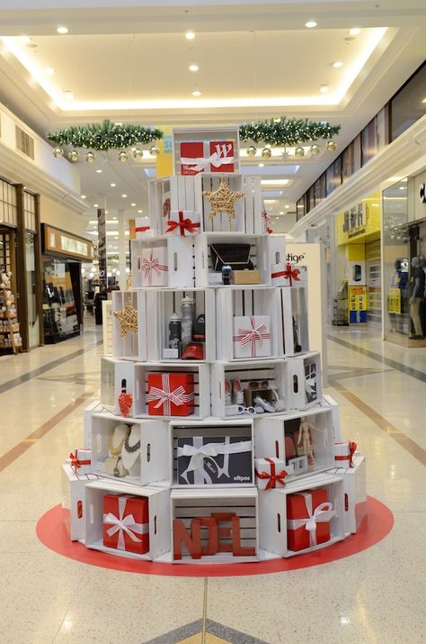 Christmas Tree Present Display, Retail Christmas Tree Display Ideas, Walk Through Christmas Display, Christmas Gift Card Tree, Wrapped Christmas Presents Display, Christmas Visual Merchandising, Christmas Store Displays, Gift Card Tree, Christmas Shop Displays