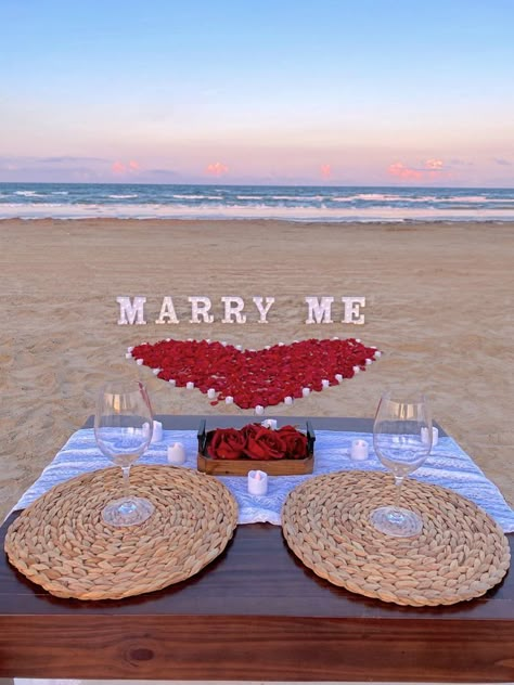 Ideas Para Pedir Matrimonio, Private Proposal Ideas, Private Proposal, Beach Proposal Ideas, Proposal Ideas Beach, Wedding Proposal Ideas Engagement, Surprise Proposal Pictures, Pop Up Picnic, Cute Proposal Ideas