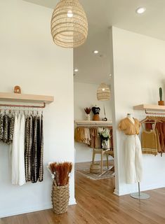 Boutique Shop Interior, Clothing Boutique Decor, Clothing Boutique Interior, Boutique Store Displays, Power Pump, Mini Boutique, Boho Store, Clothing Store Interior, Retail Space Design