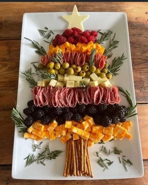 Christmas Tree Charcuterie, Tree Charcuterie, Christmas Party Snacks, Christmas Recipes Appetizers, Charcuterie Inspiration, Party Food Platters, Charcuterie Recipes, Christmas Food Dinner, Christmas Brunch