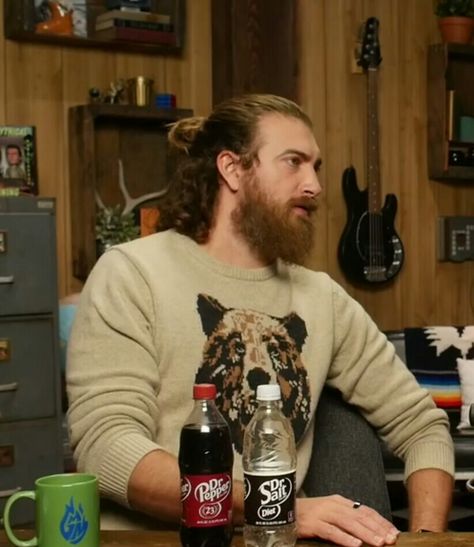 Rhett with his hair half pulled up Rhett Mclaughlin, Rhett And Link Fanart, Rhett Mclaughlin Long Hair, Brett Cooper Whisper, John Mulaney Memes, Good Mythical Morning, Rhett And Link, Zoo Wee Mama, White Boys