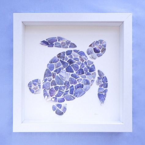 ༄ Bring the wonders of the ocean into your home with this 𝗕𝗹𝘂𝗲 𝗦𝗲𝗮𝘀𝗵𝗲𝗹𝗹 𝗧𝘂𝗿𝘁𝗹𝗲 wall art. Handcrafted with little pieces of 𝙈𝙪𝙨𝙨𝙚𝙡 𝙎𝙝𝙚𝙡𝙡𝙨, found by me on the beach of Portugal.𓆉 Handcrafted with meticulous precision using little pieces of 𝙈𝙪𝙨𝙨𝙚𝙡 𝙎𝙝𝙚𝙡𝙡𝙨. Each shell carries the essence of the ocean, infusing your space with its soothing energy. 🌊 Set in a 25 x 25 x 4.5 cm white box and glass fronted frame, ready to hang or be displayed. Whether it’s for your living room, bedroom, or beach-the... Mussel Shell Art Projects, Seashell Turtle, Sea Turtle Artwork, Blue Mussel, Shell Artwork, Blue Seashell, Unplugged Wedding Sign, Turtle Wall Art, Art Coquillage