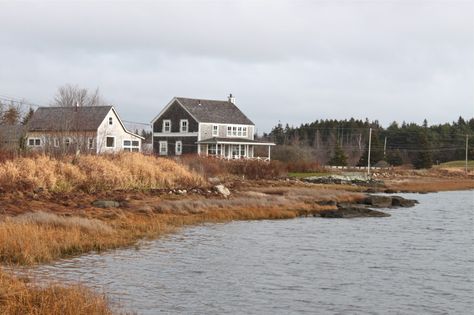 This former general store is now a gorgeous ocean-front cottage #cottage #retreat #Maine #design #realestate Built In Daybed, New England Farmhouse, Clapboard Siding, Yellow Cottage, Maine Cottage, Coastal Maine, Cottage Farm, Cottage Exterior, Cottage Life