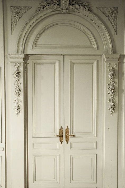 French Door Aesthetic, French Door Moulding, French Moulding, Elegant Doors, Classic Villa, Wooden Doors Interior, Classic Doors, Door Detail, Door Molding