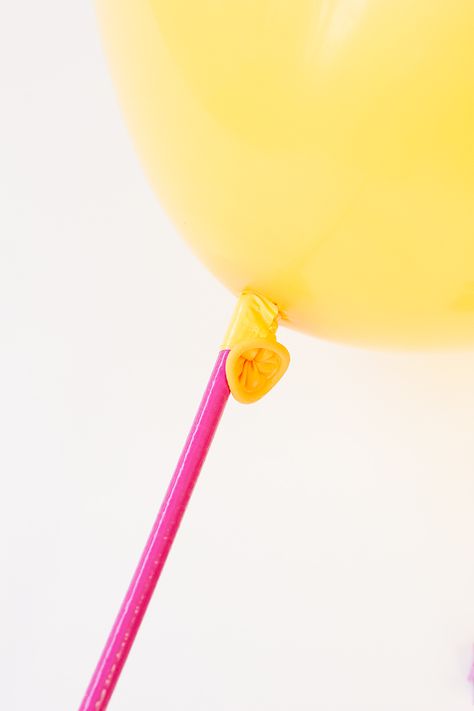 Balloon Wand DIY Diy Balloon Sticks, Balloon On Stick Ideas, Diy Balloon Stick, Balloon Sticks Ideas, Balloons On A Stick, Diy Balloon Stand, Harry Potter Balloons, Balloons On Sticks, Wand Diy