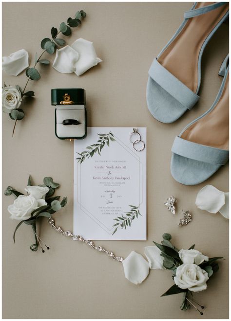 Photography by Scarlet Roots. Brides Accessories Photography, Wedding Item Photography, Flat Lays Wedding Details, Wedding Photo Details Picture Ideas, Green Wedding Detail Shots, Flat Lay Wedding Photo, Detail Shots Photography, Wedding Flowers Photography, Preparation Wedding Photography