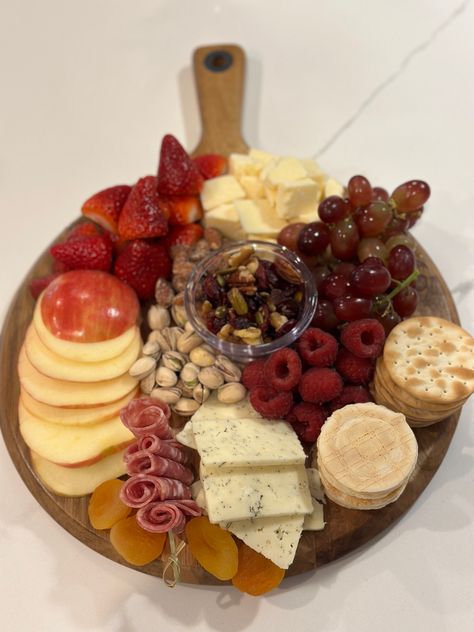 Toddler Charcuterie Board, Charcuterie Board For One, Food Board Ideas, Charcuterie Board For Two, Fruit Charcuterie Board, Mini Charcuterie Board, Food Set Up, Football Party Food, Charcuterie Inspiration