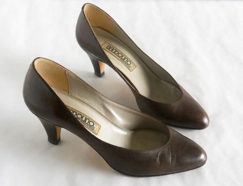 "Preserved brown leather stacked heel pumps. size: 5 M (35-36 euro, 3 uk) insole length:  8 3/4\" ball width:  2 3/4 heel:  2 1/2\" label:  Bandolino material:  leather era:  1980s CONDITION Excellent Vintage condition.  Evidence of normal wear and age.  Light scuffing.  There is a small area on the instep of the left foot where the leather is peeled off.  Please refer to pictures.   Take into account that colors may vary from monitor to monitor. Please take time to review our shop policies befo Italian Heels, Fancy Fits, Vintage Heels, Shoes Heels Classy, Heels Classy, Brown Heels, Shoe Inspo, Stacked Heel, Pump Shoes