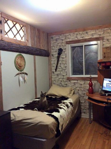 Bedroom skyrim style...<<<It needs wooden bowls and lydia sitting at your desk eating all the bread. Tes, Warhammer Bedroom Ideas, Skyrim Bedroom Ideas, Skyrim Room Decor, Skyrim Bedroom, Skyrim Room, Skyrim Ideas, Skyrim Decor, Skyrim Crafts