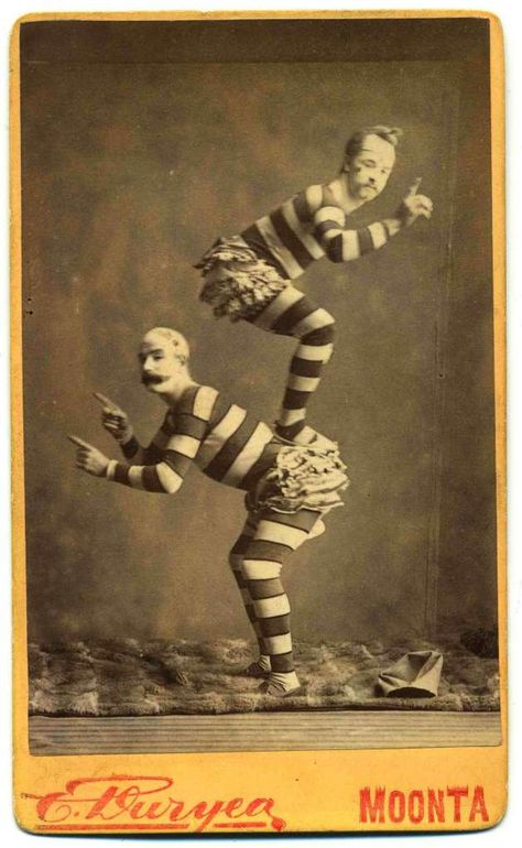 Moonta Acrobats Circus Vintage, Old Circus, Pierrot Clown, Circus Poster, Send In The Clowns, Circus Performers, Night Circus, Circus Art, A Clown