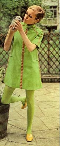 Twiggy 1967 mod vintage fashion, 1960s life, 1960s models, green dress, Twiggy model 60s English Fashion, Yellow Fishnets, Twiggy Costume, Twiggy 1960s, Twiggy 60s, Twiggy Model, 60s Twiggy, 1967 Fashion, 1960s Models