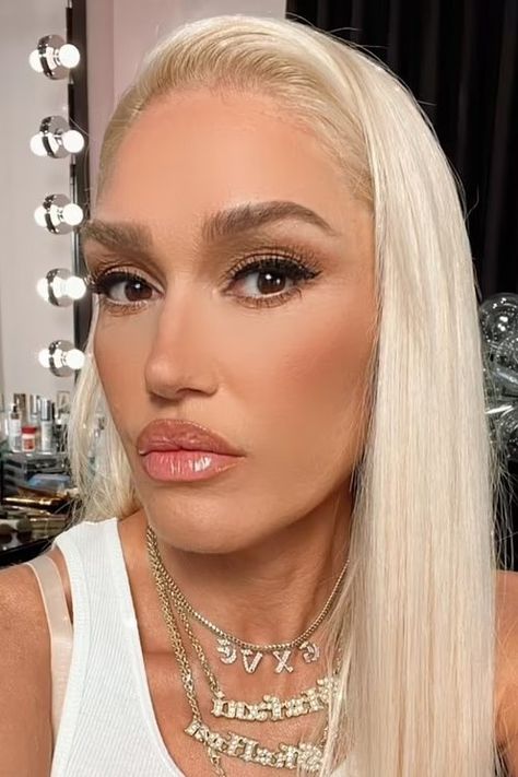 Red Lip Makeup Look Blondes, Gwen Stefani Nails, Gwen Hair, Gwen Stefani Hair, Gwen Stefani Makeup, Gwen Stephanie, Gwen Renée Stefani, Gwen Stefani No Doubt, Red Lips Makeup Look