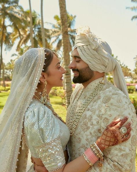 Rakul Preet Singh & Jackky Bhagnani’s Anand Karaj Look - ShaadiWish Tarun Tahiliani Bridal, Ivory Outfit, Anand Karaj, Haldi Outfits, Rakul Preet Singh, Contemporary Bride, Dress Men, Rakul Preet, Bollywood Couples