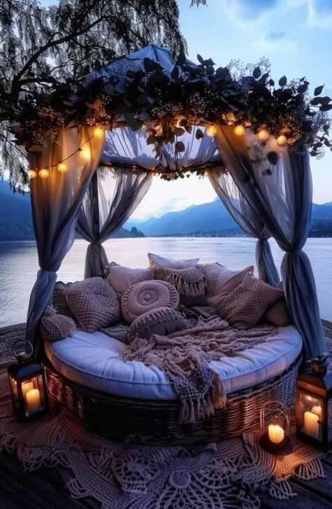 Romantic Beach Picnic, Hotel Bedroom Design, Beachy Room Decor, Beachy Room, Bedroom Decor For Couples, Beach Bedding, Fantasy House, Romantic Places, Design Hotel