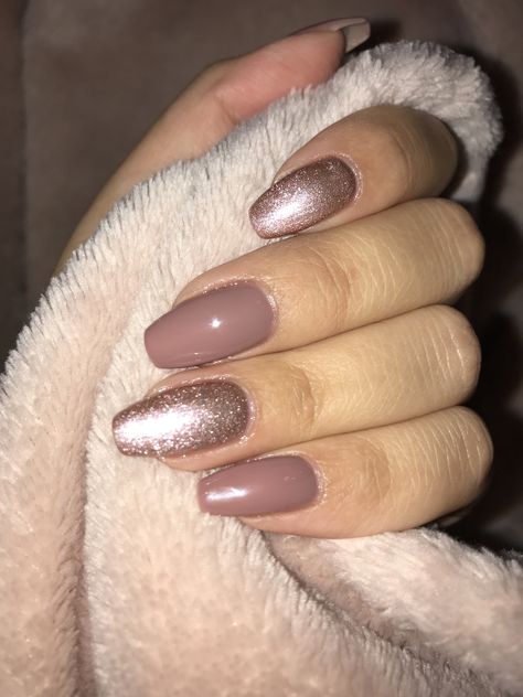 Nails With Dusty Rose Dress, Nails To Go With Dusty Rose Dress, Dusty Rose Nails Acrylic Short, Dusty Rose Prom Nails, Desert Rose Nails Wedding, Dusty Rose Wedding Nails For Bride, Nails For Dusty Rose Dress, Dusty Rose And White Nails, Rose Gold And Mauve Nails