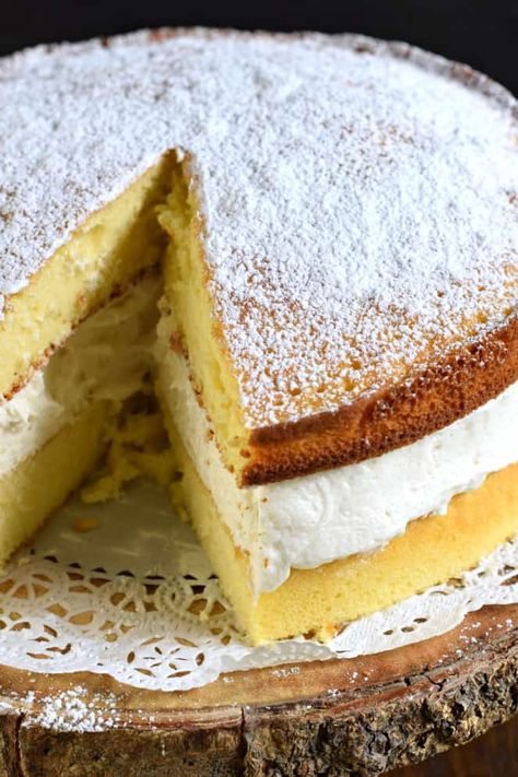 Two yellow cakes with vanilla cream filling make the most incredible copycat Twinkie Cake #dessert Twinkie Filling Recipe, Twinkie Cake Recipe, Yellow Cakes, Sweets Easy, Twinkie Cake, Cream Filling Recipe, Cat Cakes, Vanilla Cream Filling, Sweet Whipped Cream