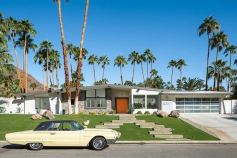 This Iconic House is The Epitome of Palm Springs’ Midcentury Architecture - Mid Century Home Palm Springs Houses, Midcentury Architecture, Palm Springs Style, Modern Properties, Midcentury Home, Mid Century Architecture, Casa Exterior, Old Car, Mid Century Modern House