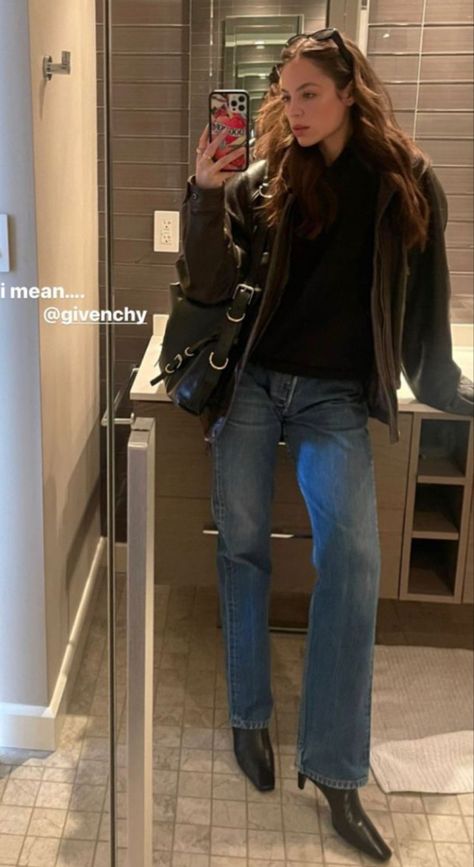 Claudia Sulewski Outfit, Jeans Boots Outfit, Claudia Sulewski, Models Off Duty Style, Boots Jeans, The Royals, Cold Outfits, Beauty Tricks, The Royal Family