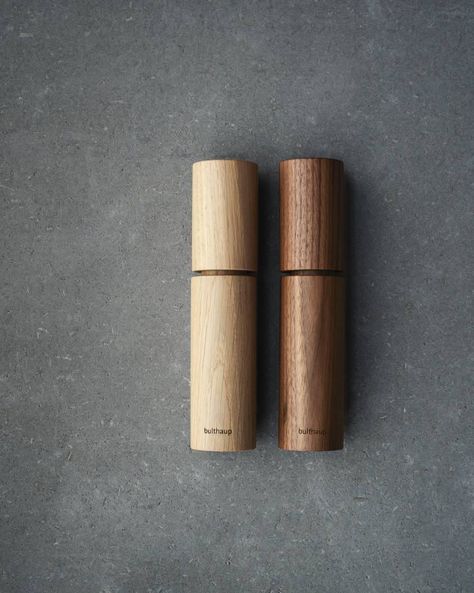 Bulthaup Accessories, Ceiling Mid Century, Kitchen Bulthaup, Mid Century Modern Accessories, Bulthaup Kitchen, Wooden Pepper Mill, Organic Packaging, Wooden Packaging, Storing Fruit