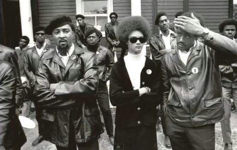 Black Panther Party rally during the 1960s. All-black attire and completely opaque shades, a leather jacket and the option of rocking a beret or perfectly picked Afro was the outfit of choice for many revolutionaries. A “black power” button was an appropriate finishing touch. Black Panthers Movement, Black Power Movement, Black Panther Party, Black Panthers, Estilo Real, By Any Means Necessary, Black Knowledge, Bonnie Clyde, Power To The People