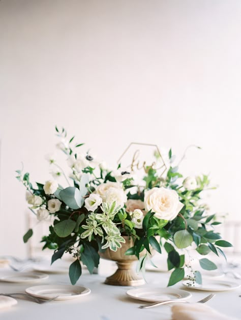 2019 Couples, White Flower Centerpieces, Olive Branch Wedding, Round Wedding Tables, Olive Green Weddings, Branch Centerpieces, Green Centerpieces, White Flower Arrangements, Greenery Centerpiece