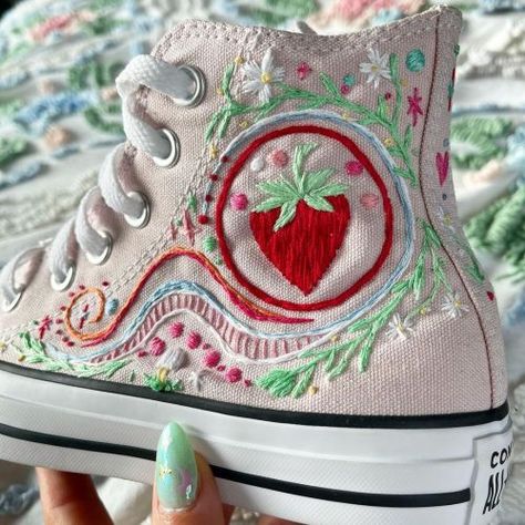 Shoes Upcycle, Embroidered Shoes Diy, Embroidered Converse, Cute Converse, Diy Sneakers, Preppy Shoes, Embroidery Shoes, Embroidered Shoes, Jeans Diy