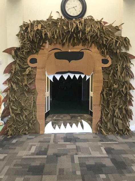 Diy Jeep Cutout, Zoo Vbs Decorations, Welcome To The Jungle Theme Party, Zoo Decorations Diy, Safari Themed Decorations, Jungle Decorations Party, Safari Decorations Diy, Jungle Theme Party Decorations, Jungle Hallway Decorations