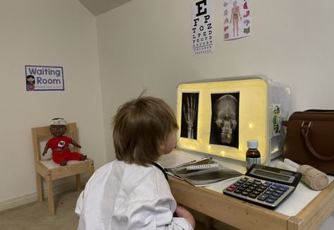 A fun, cheap and easy DIY x-ray lightbox reader for kids dramatic play. You probably already have everything you need lying around the house. Dramatic Play DIY X-Ray Lightbox was published on Mouths of Mums. X Ray Machine Preschool, Dramatic Play Xray Machine, Pretend Play Xray Machine, X Ray Dramatic Play, Xray Machine Preschool, House Dramatic Play, Doctors Office Dramatic Play, Hospital Dramatic Play, Doctor Dramatic Play