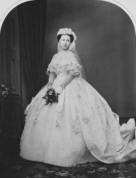 Queen Victoria’s third daughter, Princess Helena of the United Kingdom, 1863 Queen Victoria's Daughters, Princess Helena, Prins Albert, Royal Bride, Princess Alexandra Of Denmark, Queen Victoria Family, Victoria Wedding, Reine Elizabeth Ii, Princess Alexandra