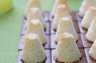 Coconut Pyramids - I used 2 large egg whites left from Easter biscuit making. Quick And Easy Sweet Treats, Three Ingredient Recipes, Sweet Dumplings, Gluten Free Kids, Rice Crispy Treats, Fruity Pebbles, Crispy Treats, Coconut Recipes, Buffet Food