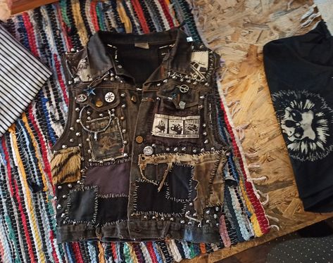 Upcycling vest with patch Folk Punk Jacket, Brown Punk Outfits, Crust Punk Vest, Folk Punk Aesthetic Outfit, Crust Punk Jacket, Folk Punk Outfit, Crust Vest, Punk Jacket Diy, Crust Punk Aesthetic