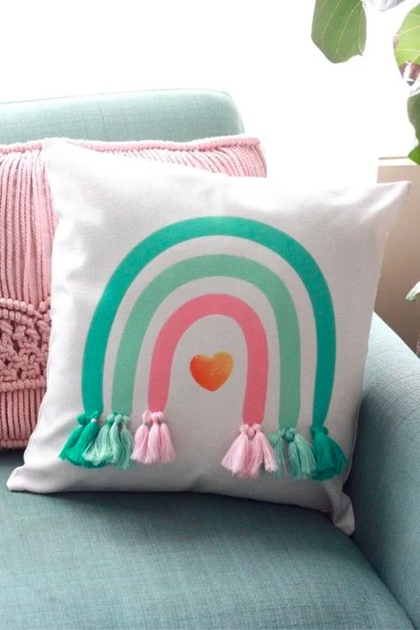 We've gathered together some of the best DIY decorative pillow ideas to help you spruce up your space on a budget. #HomeDecor #DIY Diy Pillow, Sacs Tote Bags, Diy Pillow Covers, Idee Cricut, Rainbow Pillow, Cute Cushions, Tassel Pillow, Pillow Ideas, Pillow Crafts