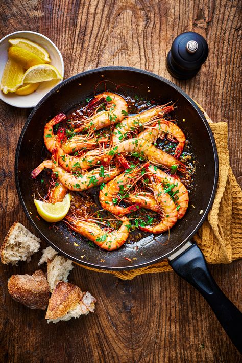 Image shows cooked king prawns with garlic and parsley lying in a black skillet. Tempura Prawns, Dinner Party Starters, King Prawns, Cauliflower Fritters, Grilled Oysters, Garlic Prawns, Prawn Recipes, Shellfish Recipes, Midweek Meals