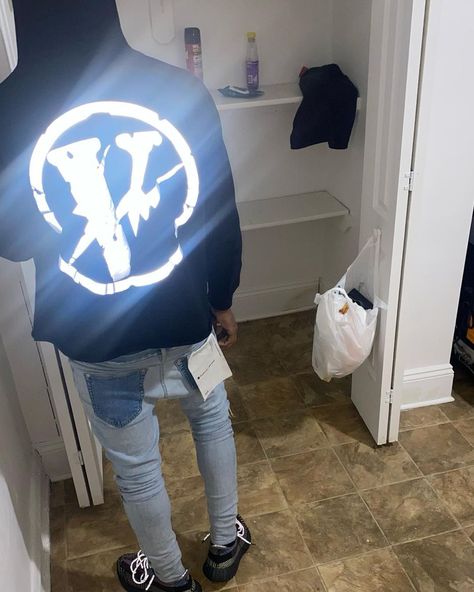 Drain Gang Outfit Men, Guy Pfp Real Life Discord, Vlone Hoodie Outfit Men, Vlone Outfit Man, Y2k Fit Pics Guys, Vlone Clothing, Vlone Logo, Jordan Logo Wallpaper, Drippy Fits