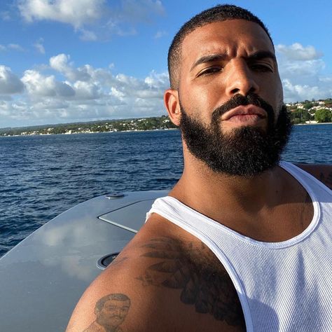 Drake Take Care Album, Drake Photos, British Rappers, Drake Drizzy, Drake Graham, Beach Selfie, Aubrey Drake, Nick Cannon, Hollywood Celebrities