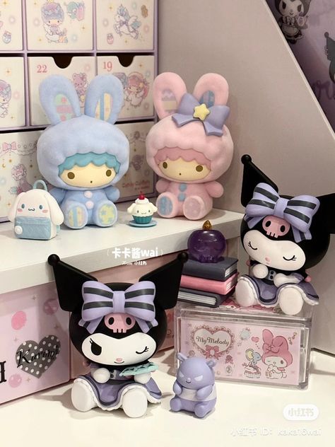 Sanrio Figures, Sanrio Bedroom, Kuromi Room, Fox Plushie, Kuromi Sanrio, Sanrio Stuff, Baby Pink Aesthetic, Mini Figurine, Kawaii Plushies