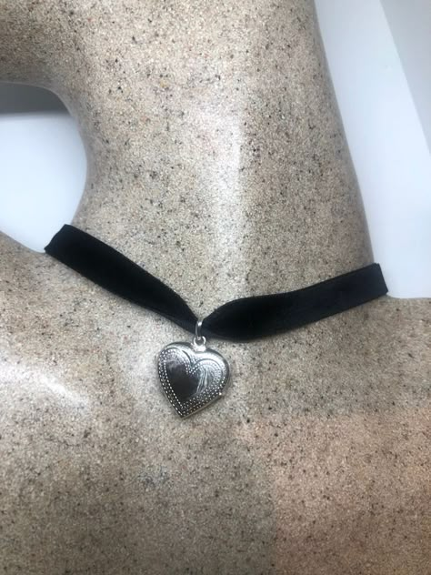 Vintage Heart Locket, Black Velvet Ribbon, Dope Jewelry, Funky Jewelry, Vintage Heart, Mode Inspo, Heart Locket, Velvet Ribbon, Necklace Vintage