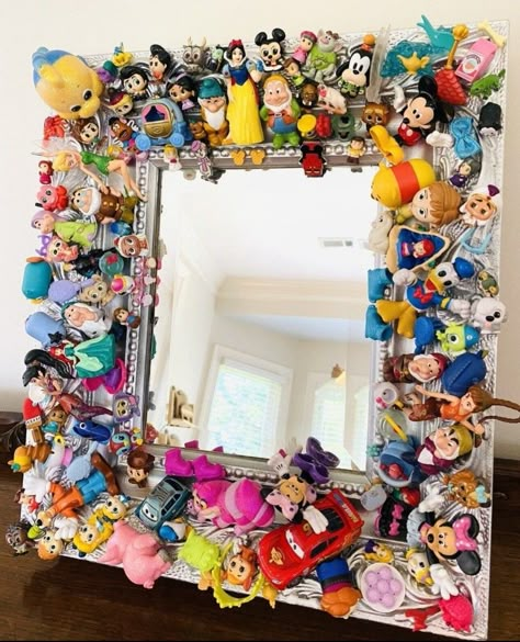 Recycled Art Projects, Vintage Jewelry Art, Quirky Art, Toy Art, Diy Mirror, Recycled Art, Disney Crafts, Retro Home Decor, Recycled Crafts