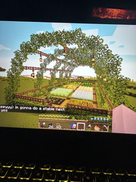 Cute Minecraft Farm Designs, Vine Farm Minecraft, Minecraft Crops Layout, Mc Farm Design, Minecraft Crop Farm Design, Minecraft Layered Farm, Minecraft Farm Greenhouse, Farm Inspo Minecraft, Aesthetic Minecraft Crop Farm