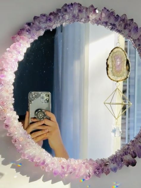 Diy Crystal Mirror, Waterfall Mirror, Creative Mirror Frame Ideas, Healing Crystals Decor, Decorated Mirror, Crystal Bedroom, Crystal Room Decor, Crystals Decor, Whimsical Bedroom