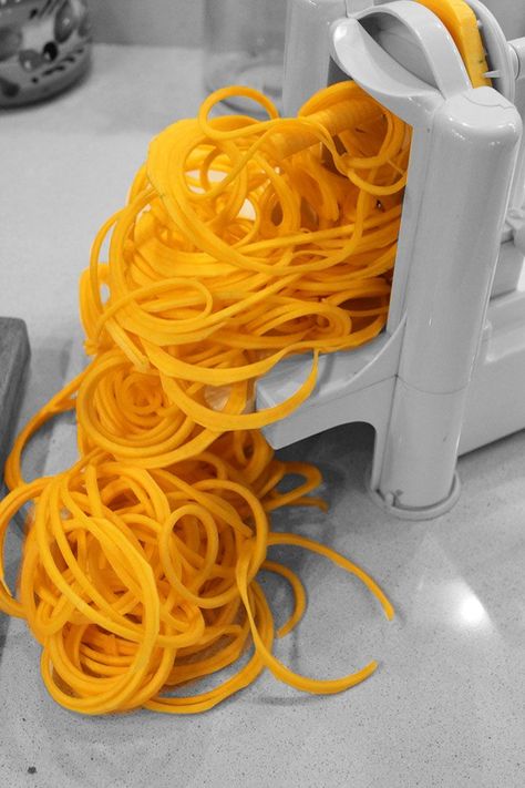 How to Spiralize a Butternut Squash - a step-by-step guide with pictures! Veggetti Recipes, Vegetable Spiralizer, Kitchen Ipad, Squash Noodles, Apple Peeler, Zoodle Recipes, Spiralized Vegetables, Vegetable Noodles, Spiralizer Recipes